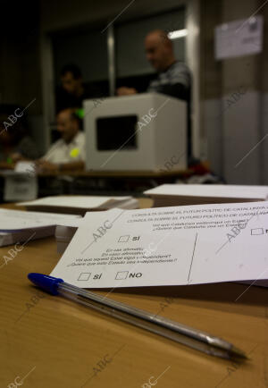 Los catalanes votan para la consulta política sobre el futuro de la...