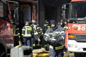 En la imagen, los bomberos acceden por la parte superior del edificio