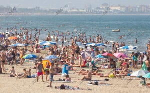 Calor y altas temperaturas en la playa de la Malvarrosa