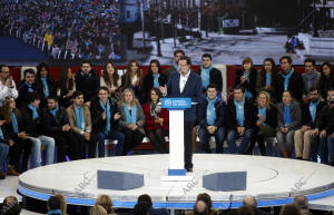 El presidente del Gobierno, Mariano Rajoy, en un mitin del PP, por las...