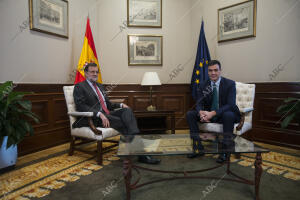 Encuentro entre el Presidente en funciones y el líder del PSOE, Pedro Sánchez,...