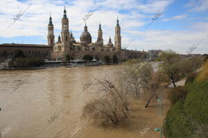 El río Ebro baja con una altura de 3,55 metros y un caudal de 1