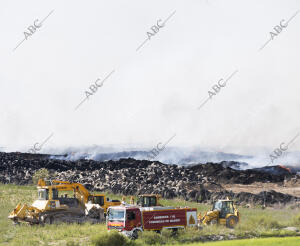 Últimos restos del incendio en el vertedero de neumáticos