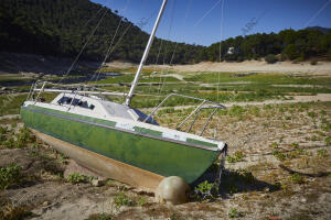 Cola del pantando de San Juan prácticamente seco debido a la sequía