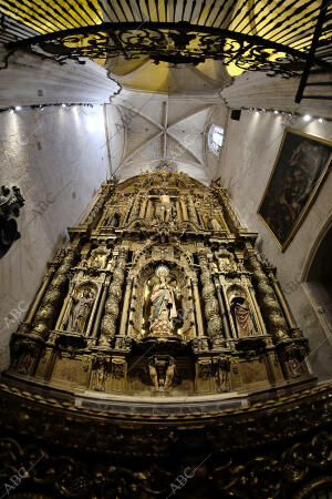 En la imagen, el retablo de la capilla de San Pablo, con el Cristo de San Pablo...