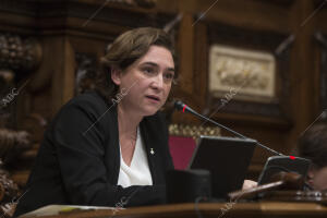 Pleno en el ayuntamiento de Barcelona. En la imagen, la alcaldesa Ada Colau