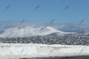 Paisajes nevados en los alrededores de la AP-6 y la A-6 entre Villacastin y san...