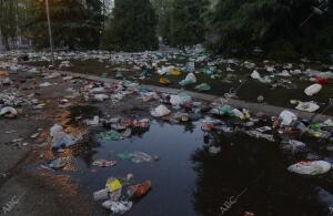 Restos de basura del macrobotellón celebrado en Ciudad Universitaria por la...