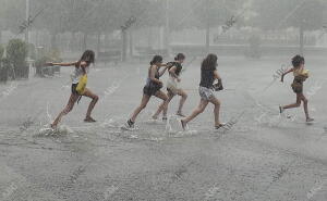 Fuerte tormenta de viento, lluvia y granizo cae sobre la capital aragonesa