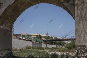 Vista del puente viejo y la Colegiata de Santa María desde el cauce del río...