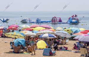 Lepe (Huelva), 18/08/2018. Veraneantes en la playa de la Antilla