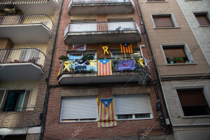 Lazos amarillos y banderas independentistas en la fachada de un edificio de...