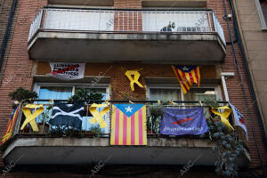 Lazos amarillos y banderas independentistas en la fachada de un edificio de...