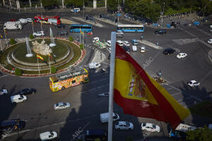 En la imagen, la fuente de Cibeles y una bandera de España