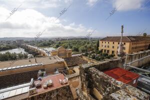 En la imagen, vistas desde los tejados, del Puente, la Puerta del Puente, la...
