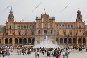 Turistas en la plaza de España