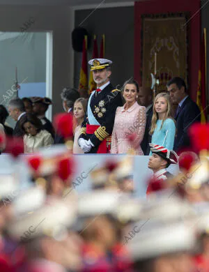 El Rey Felipe VI, la reina Letizia y la princesa Leonor presiden el desfile de...