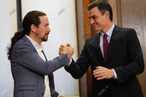 Firma acuerdo de investidura de Psoe-Podemos