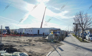 Construcción de viviendas prefabricadas para refugiados en el Ensanche de...