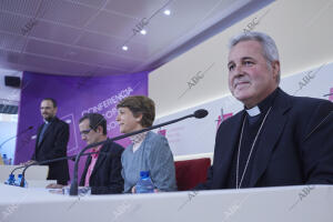 Rueda de prensa «Juntos en camino + Q2», con el obispo de Bilbao, Mario Iceta, y...
