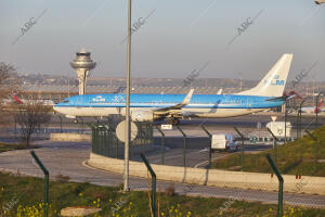 Rodaje de Aeronaves por las Pistas con la torre de la T4 al Fondo