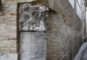 En la imagen un capitel en la esquina de la calle Rey Heredia