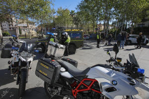 En la imagen, la UME y la Policía en la Puerta de Jeréz