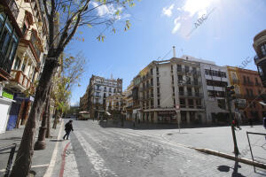 En la imagen, en la imagen la plaza de La Campana vacía