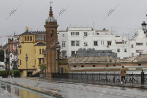 En la imagen, la Capilla del Carmen y la plaza del Altozano desde el puente de...
