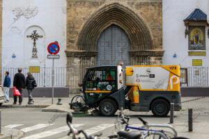 En la imagen, un camión de LIPASAM, pasa por delante de la parroquia de Omnium...