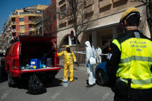 Una unidad del Ejército, UME, hace tareas de desinfección en una residencia de...