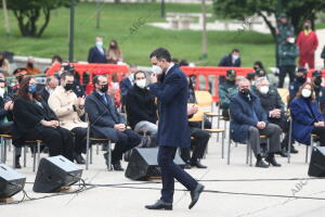 El presidente del Gobierno Pedro Sánchez, acompañado por varios ministros y...