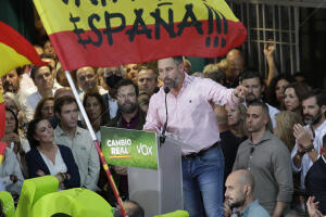 El presidente de Vox, Santiago Abascal, participa con la candidata a la...