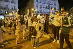 La gente lo celebra en plena Puerta del Sol