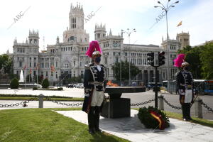 Ofrenda floral homenaje a las víctimas del Covid en el pebetero de la plaza de...