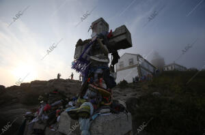 La Cruz Fin del Camino, con el faro al fondo entre la niebla