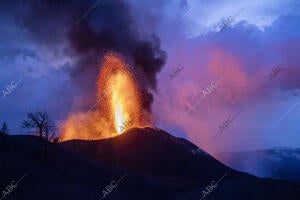 Reportaje A 300 Metros del volcán de cumbre Vieja