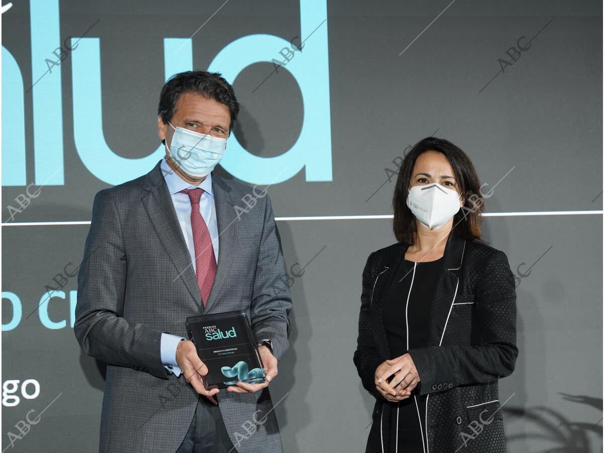 Celso Arango recibe el premio de manos de la secretaria de Estado de