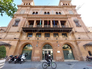 Vista de la fachada regionalista del antiguo teatro Coliseo