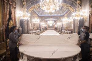 Reportaje en el Palacio Real de Madrid del desmontaje después de un almuerzo o...
