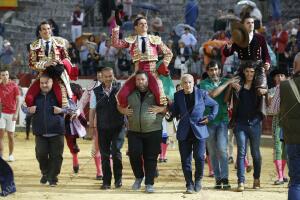 En la imagen, El Juli, José María Manzanares y el rejoneador Diego Ventura,...