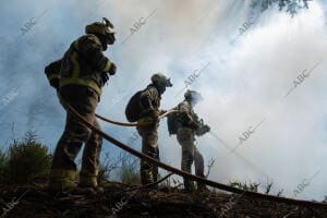 Reportaje de los brigadistas luchando contra el incendio forestal en Folgoso del...