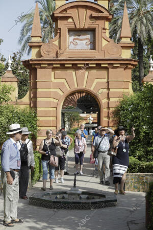 Turistas Visitando el real alcázar de Sevilla