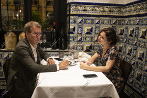 Isabel Díaz Ayuso y Alberto Nuñez Feijóo reunidos en la taberna Casa Maravillas