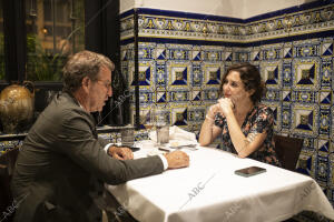 Isabel Díaz Ayuso y Alberto Nuñez Feijóo reunidos en la taberna Casa Maravillas