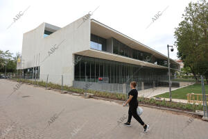 Biblioteca del Estado junto al jardín de Los Patos