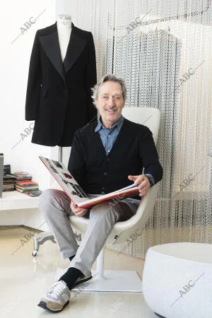 Posado al diseñador de moda español Roberto torreta en su Taller