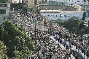 Hermandad de la estrella por el puente de Triana