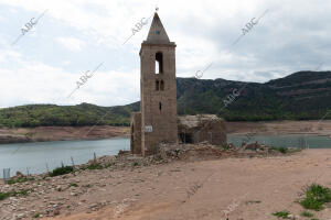 En el pantano de Sau, el nivel del agua es tan bajo que los embarcaderos están...