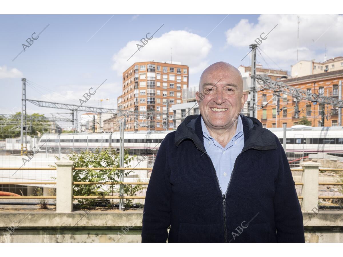 El candidato del PP de Valladolid, Jesús Julio Carnero, en el barrio de